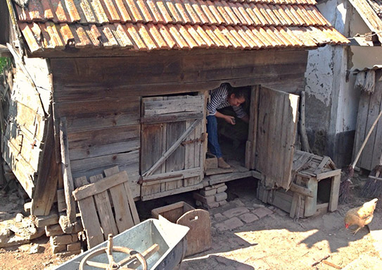 מדה בכפר ברומניה אוספת עתיקות מצריף עץ ישן