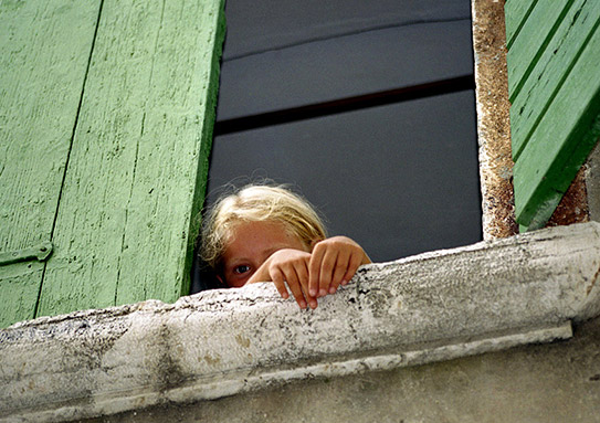 ילדה מציצה מחלון בעיר העתיקה, רוביני (Rovinj)