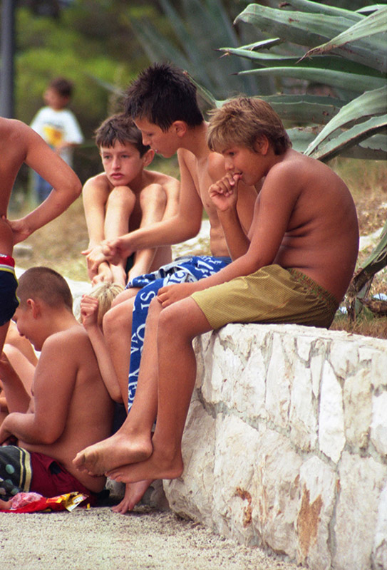 ילדים על חוף הים באי חוואר (Hvar)